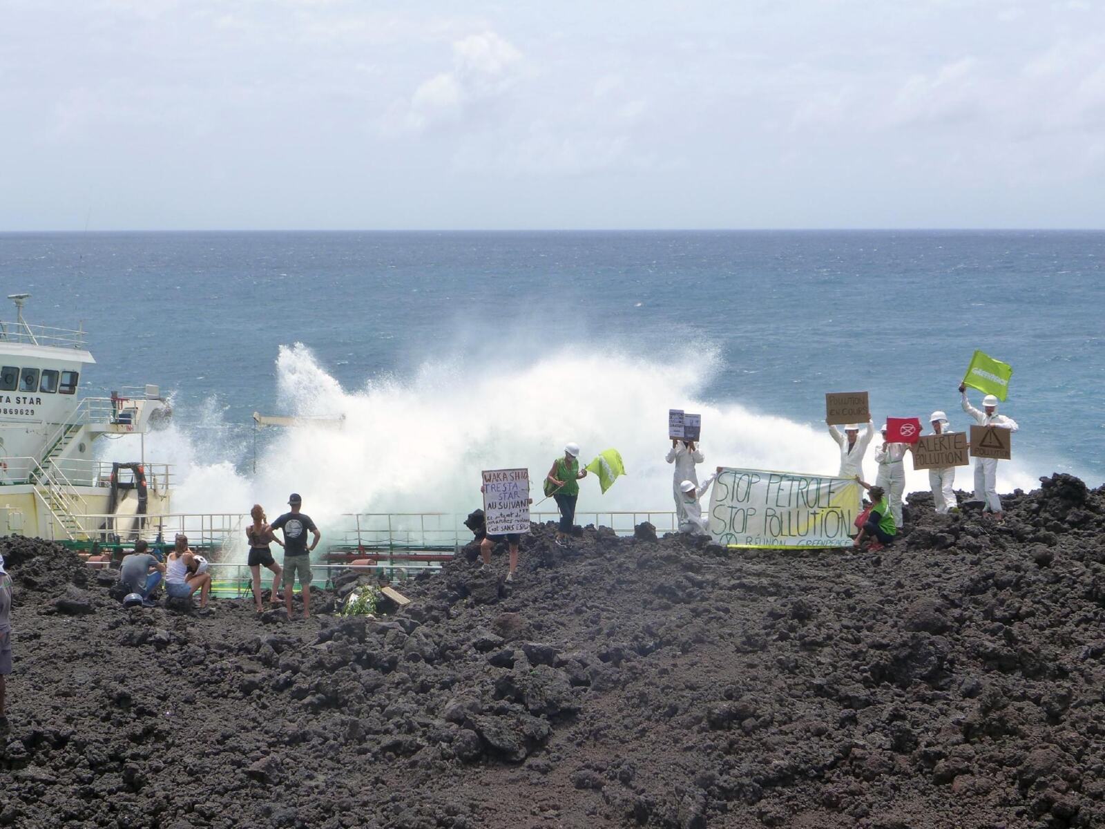    

Pendant le cyclone, le pétrolier TRESTA STAR s'est échoué sur les c�