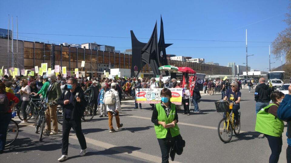 Ce samedi, une marche pour le climat bien fréquentée, sous un beau soleil !

