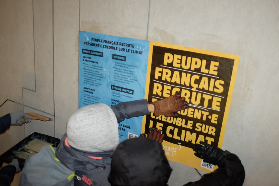 Lundi 7 février au matin, les habitants et habitantes de Nantes ont pu découvrir des affiches colorées placardées dans les rues, rappelant la nécessité que le ou la futur·e président·e soit “crédible pour le climat”.