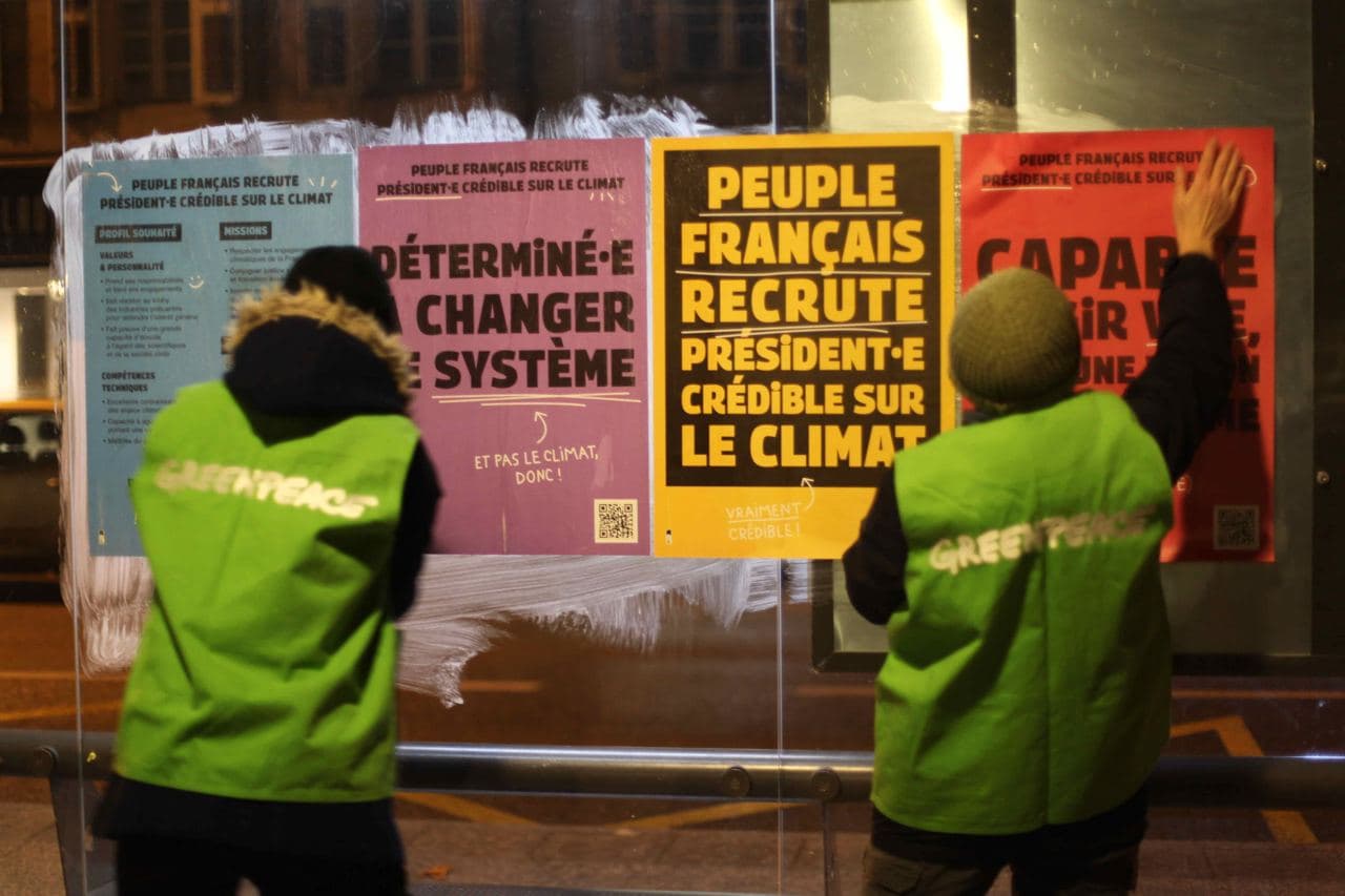Les militant-es du groupe local de Chambéry se sont mobilisés pour coller des affiches sous forme d'offre d'emploi : Peuple Français recrute Président crédible sur le climat

