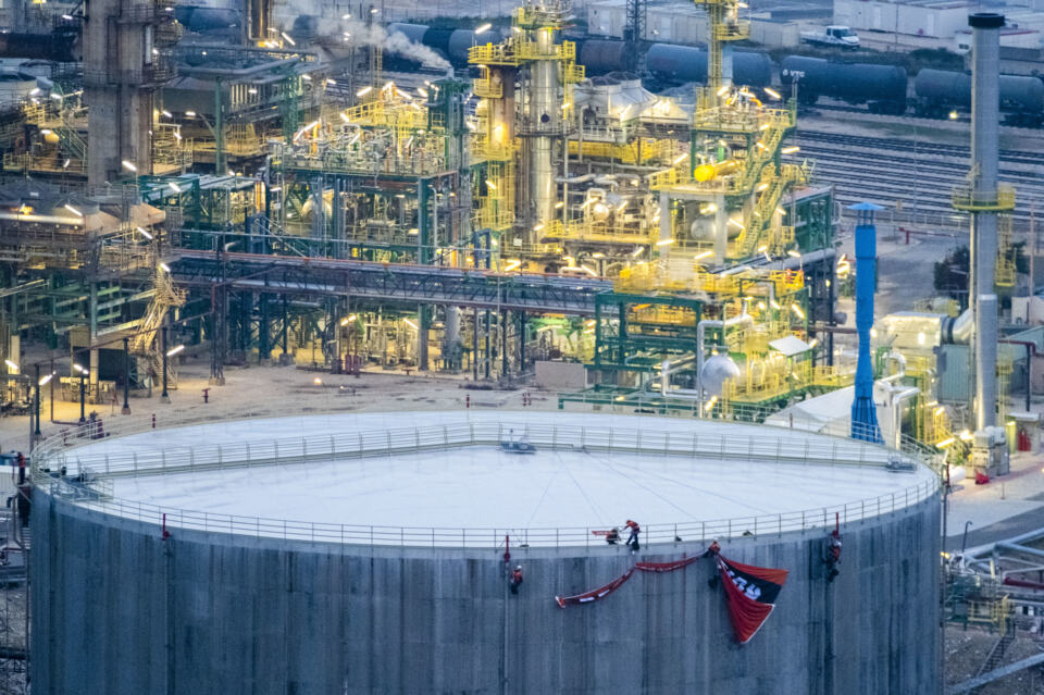 Nouveau coup de boutoir dans la stratégie de greenwashing de TotalEnergies : avec les Amis de la Terre, Notre Affaire à Tous, et en partenariat avec ClientEarth, nous assignons  TotalEnergies devant le tribunal judiciaire de Paris pour pratiques commerciales trompeuses suite aux communications fallacieuses du groupe sur ses engagements climatiques.