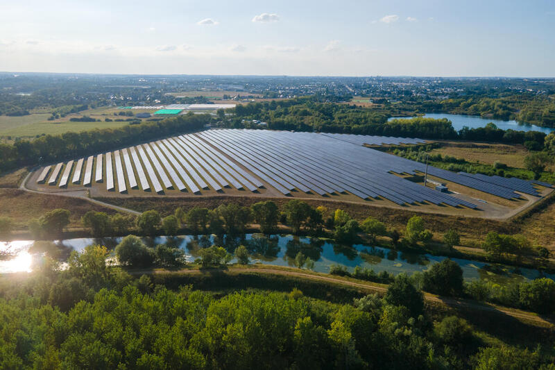 La Petite Vicomté - Panneaux solaire - Fran - La Petite Vicomté Solar Power Plant located near the Sorges bridge in Les Ponts-de-Cé (Maine-et-Loire), not far from Angers.