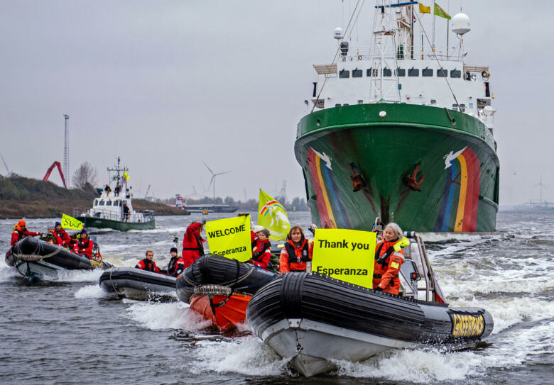 Greenpeace ship Esperanza final return to Amsterdam. © Marten  van Dijl