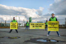 Des militant-es de Greenpeace protestent contre la livraison de gaz de Russie à Saint-Nazaire