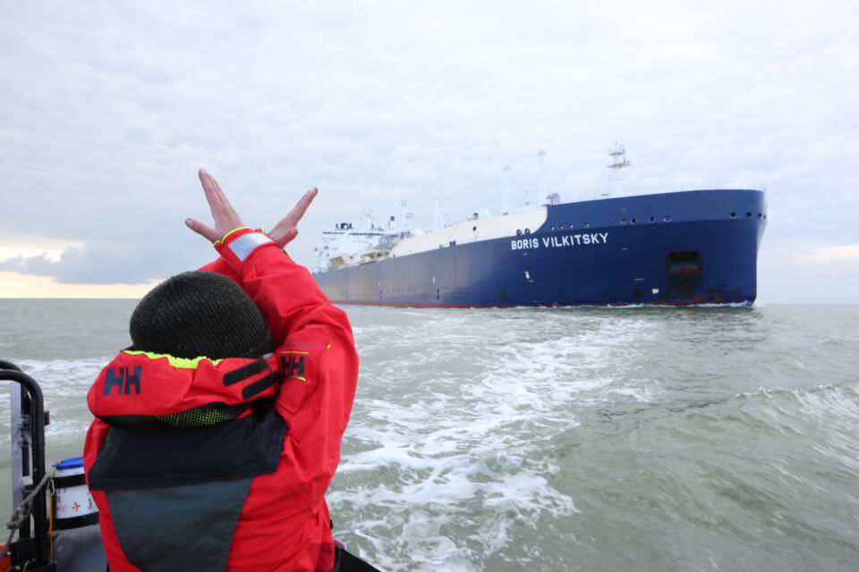 Alors que la responsabilité des énergies fossiles dans la guerre en Ukraine est dénoncée avec force par les organisations écologistes, le méthanier Boris Vilkitsky est arrivé dans le port de Montoir-de-Bretagne ce samedi.