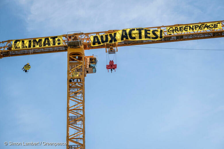 Legs définition – Banderole Greenpeace « Climat, aux actes ! » sur la grue du chantier de Notre-Dame