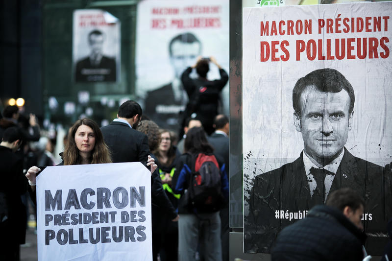  - A group of activists blocks the entrance to the Société Générale Tower to denounce the collusion between E. Macron and his government and the leaders of the most polluting companies while scientists keep repeating that it is urgent to reduce emissions of CO2 to curb climate change.
Un groupe de militants bloque l’entrée du siège de la Société Générale pour dénoncer les connivences qu’entretiennent E. Macron et son gouvernement et les dirigeants des entreprises les plus polluantes alors que les scientifiques ne cessent de répéter qu’il est urgent de réduire les émissions de CO2 pour enrayer le changement climatique.