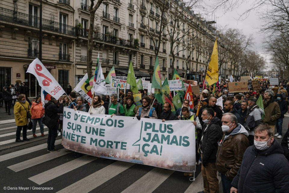 Le président sortant, Emmanuel Macron, vient d’être réélu. Sans illusion quant aux nouvelles promesses sur l’écologie, nous sommes déterminé·s à lutter dès aujourd’hui pour la justice climatique et sociale. Le GIEC l’a encore rappelé il y a quelques semaines : il faut des actions fortes pour le climat de toute urgence, pas dans trois ou cinq ans, mais dès maintenant.