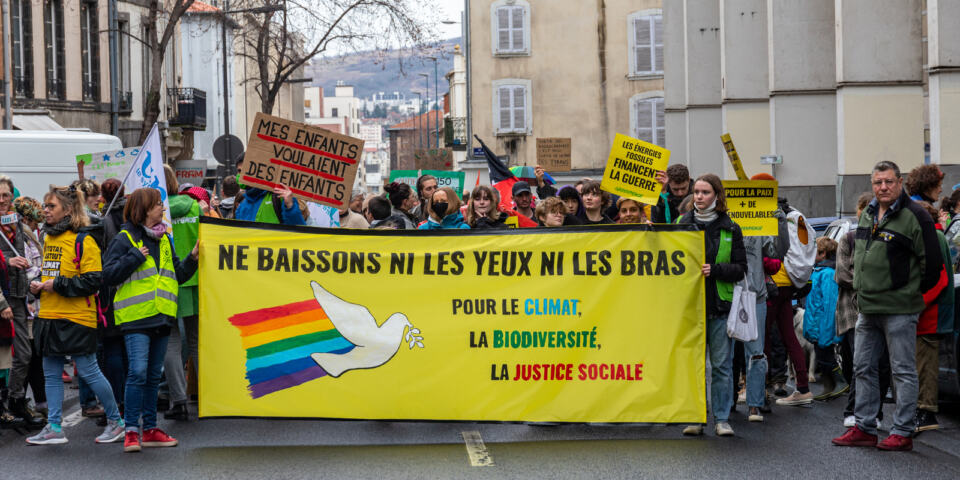 Malgré la météo peu clémente, nous étions près de 1300 rassemblé·es à Clermont-Ferrand samedi 12 mars dernier (et plus de 80 000 dans toute la France !) pour demander à replacer l’urgence écologique et la justice sociale au cœur du débat public en cette période de campagne présidentielle.