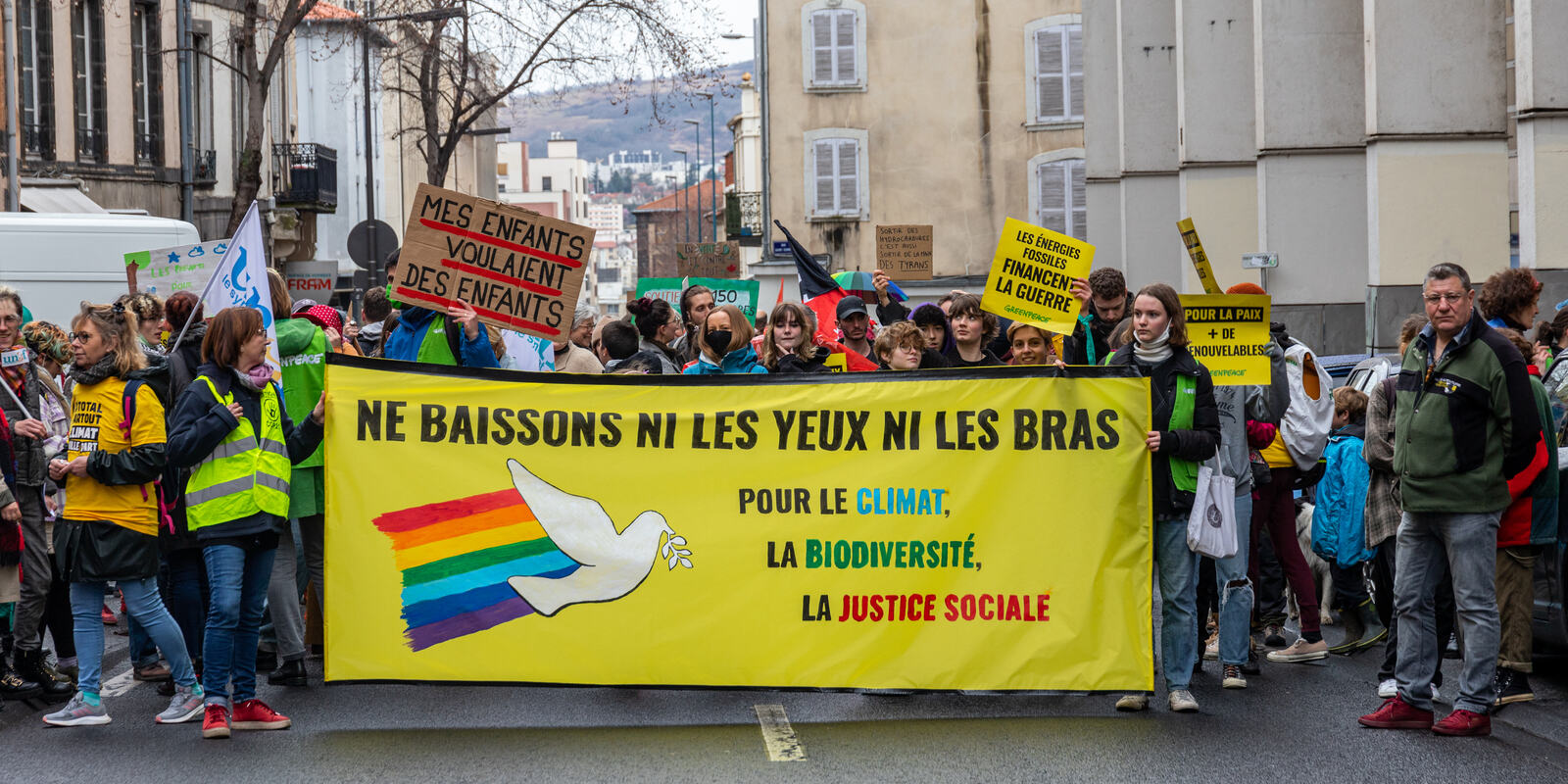 Malgré la météo peu clémente, nous étions près de 1300 rassemblé·es à Clermont-Ferrand samedi 12 mars dernier (et plus de 80 000 dans toute la France !) pour demander à replacer l'urgence écologique et la justice sociale au cœur du débat public en cette période de campagne présidentielle.