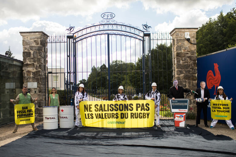 Marcoussis, France, le 29 mai 2022. Action des militant.es Greenpeace devant le siège de la Fédération Française de Rugby pour dénoncer le partenariat de TotalEnergies en tant que sponsor officiel de la coupe du monde 2023.