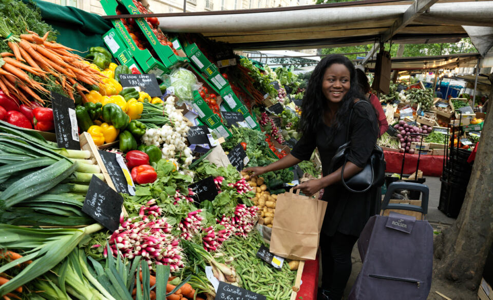 Ecological Produce at Farmers Market in Paris. © Peter Caton - © Peter Caton / Greenpeace