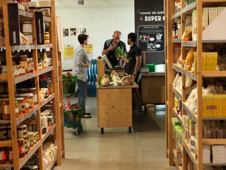 Un supermarché locavore en plein Lyon où les petits producteurs répondent aux questions des clients sur les aliments produits localement.