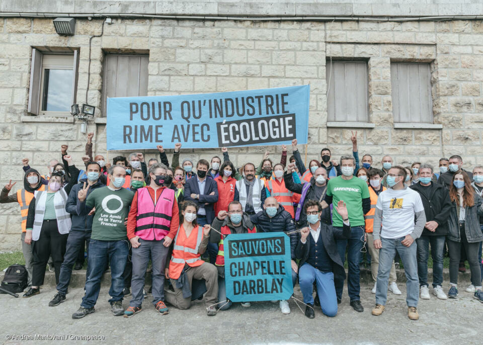 Après presque trois ans de luttes, Chapelle-Darblay, la seule usine française capable de produire du papier journal et d’emballage 100% recyclé, est sauvée ! La production de ce site, à l’arrêt depuis 2020 et menacé de délocalisation, va enfin pouvoir redémarrer. Une victoire pour l’environnement et pour les salarié·es auxquel·les l’alliance Plus jamais ça, dont nous faisons partie, s’est associée. Cette victoire prouve que, menées collectivement, les luttes sociales et écologiques peuvent réussir.