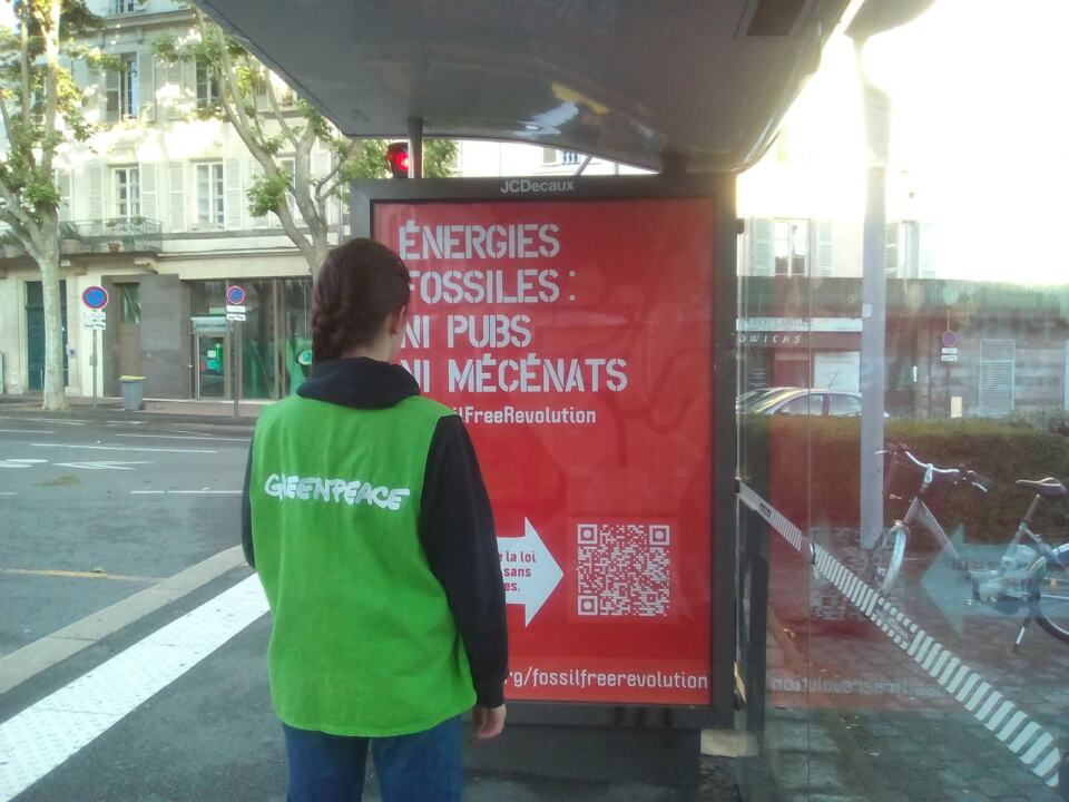 Début juin 2022, les militants et militantes du groupe local Greenpeace de Clermont-Ferrand se sont mobilisé·es à travers une campagne d’affichage pour dénoncer la propagande des industries fossiles.