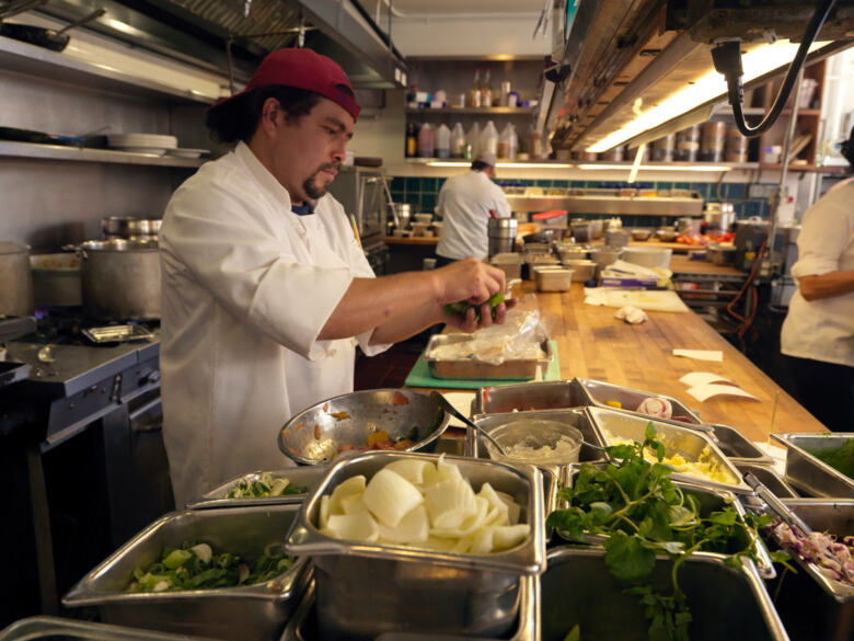 Cuisinier dans un restaurant écologique aux Etats-Unis. Un meilleur contrôle des portions servies en restauration limiterai le gaspillage alimentaire à l'étape de la consommation.