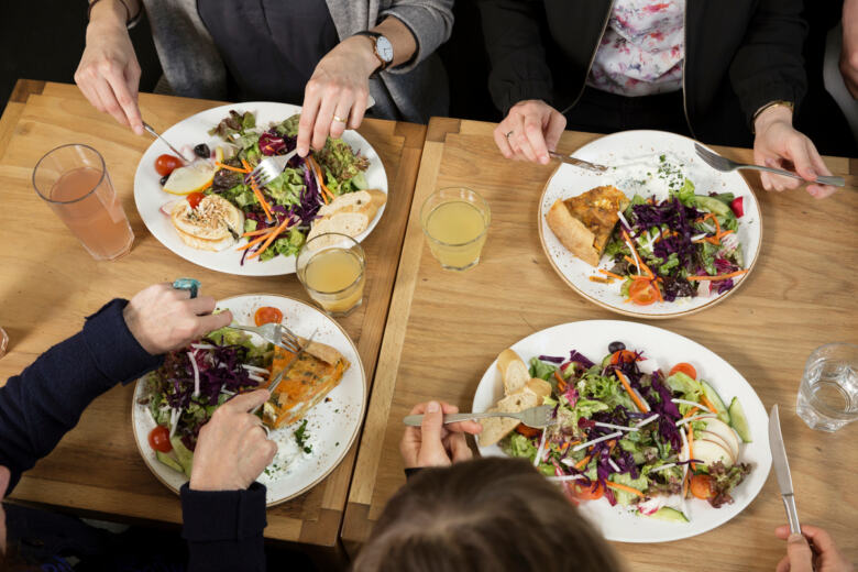 Repas à base de protéines végétales servi dans un restaurant.