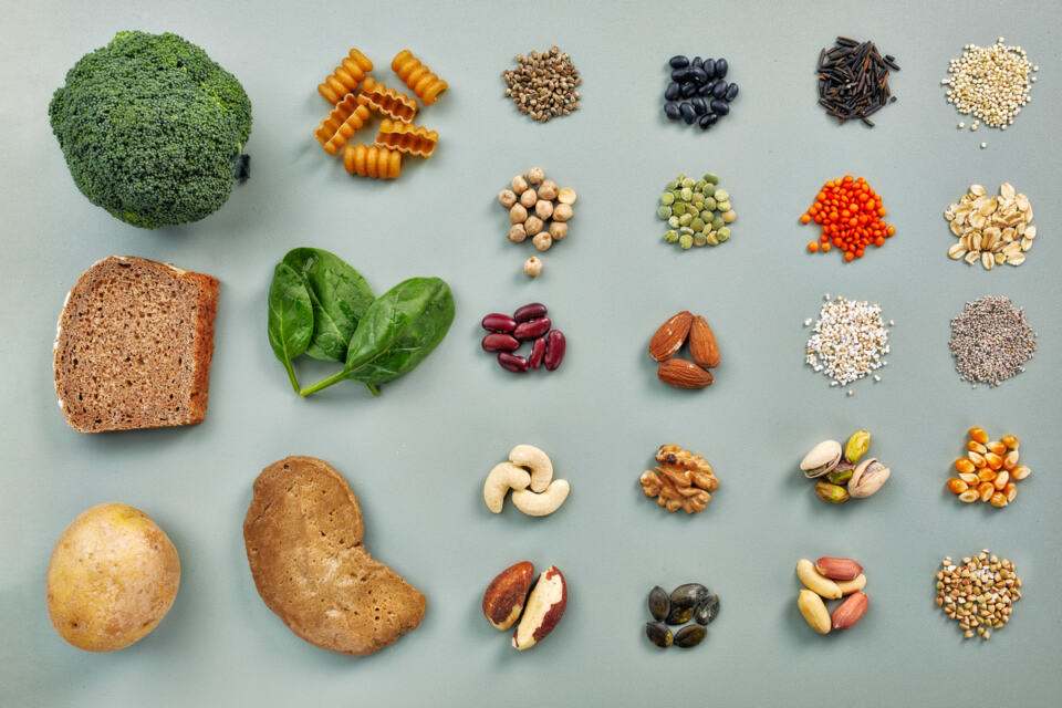 Des sources de protéines végétales qui sont de très bonnes alternatives aux protéines animales.© Mitja Kobal - Different healthy and natural protein sources beyond meat; nuts, seeds and vegetables.