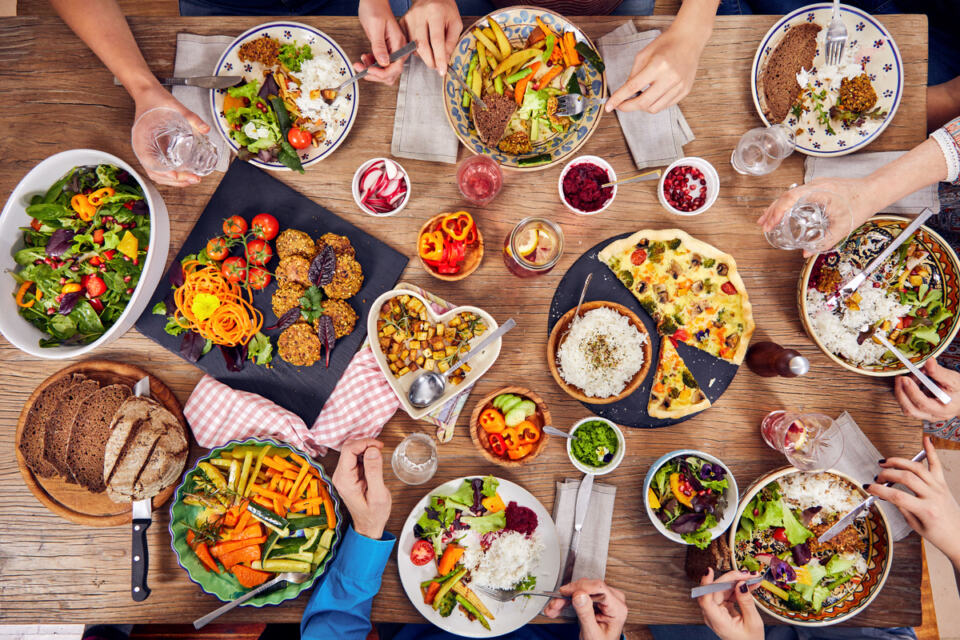 Repas d'une famille autrichienne qui consomme végétarien. © Mitja Kobal - Repas composé d'aliments végétaux.