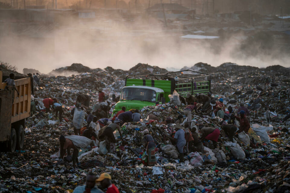 Vous êtes-vous déjà demandé quel est le sort réservé aux vêtements usagés que vous donnez au recyclage ? Viola Wohlgemuth, chargée de campagne sur l’économie circulaire et les substances toxiques chez Greenpeace Allemagne, a mené l’enquête pour vous au Kenya et en Tanzanie… Voici le récit de ses investigations.