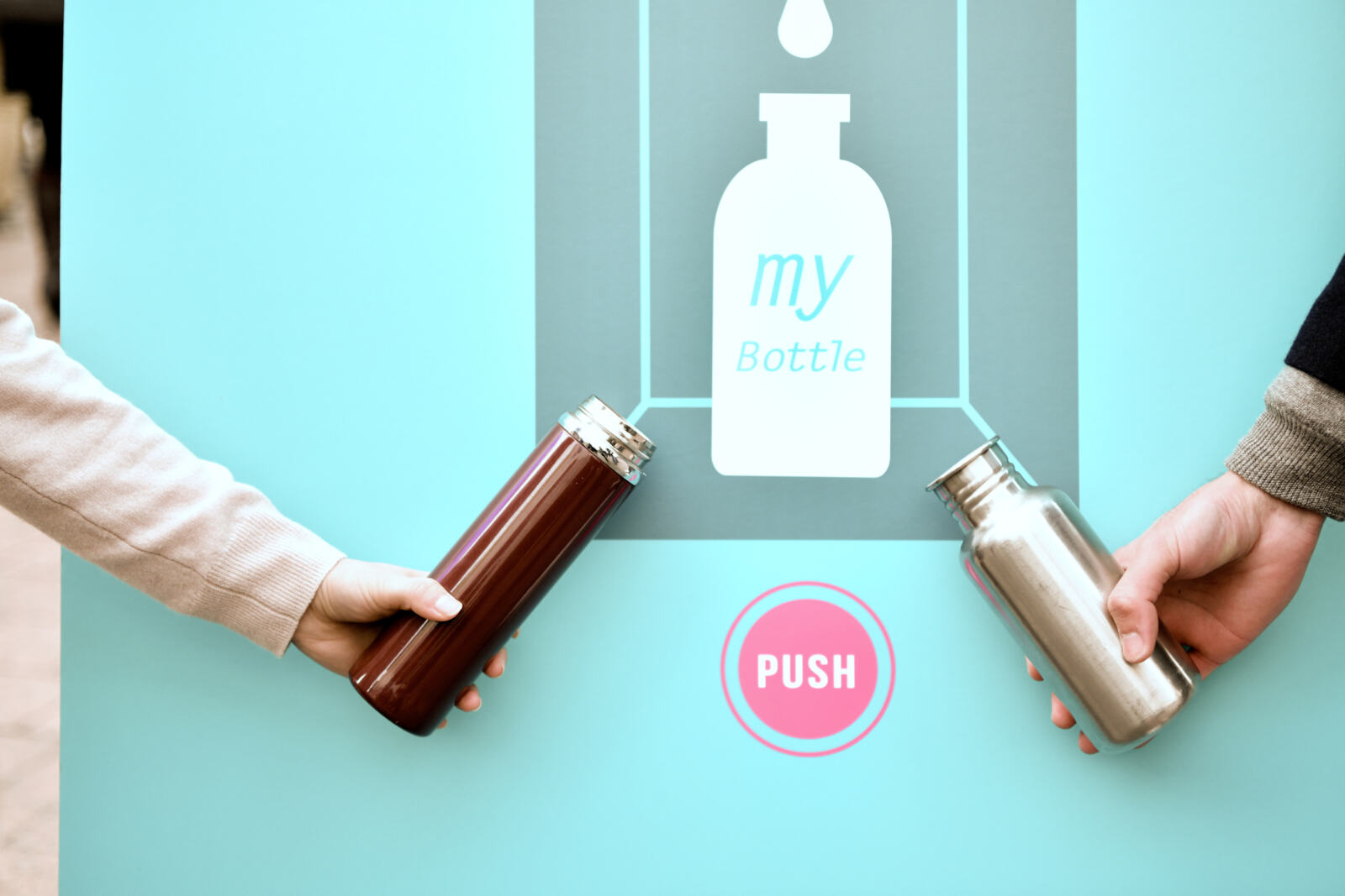 Campagne Greenpeace contre les bouteilles en PET - Greenpeace staff and volunteers place big mock-up panels representing “my bottle water server” at iconic places in Tokyo. As part of the PET Free Bottles Campaign, Greenpeace is proposing the installation of “My bottle water servers” which are re-filling water stations, where people can re-fill their reusable bottles instead of buying new plastic bottled water, to help cut down waste from single-use plastics. Shibuya Crossing, Shibuya, Tokyo.
東京の象徴的かつ給水機があったら便利なポイントに、給水機の巨大パネルを設置。スクランブル交差点、東京都渋谷区、2019年1月11日。