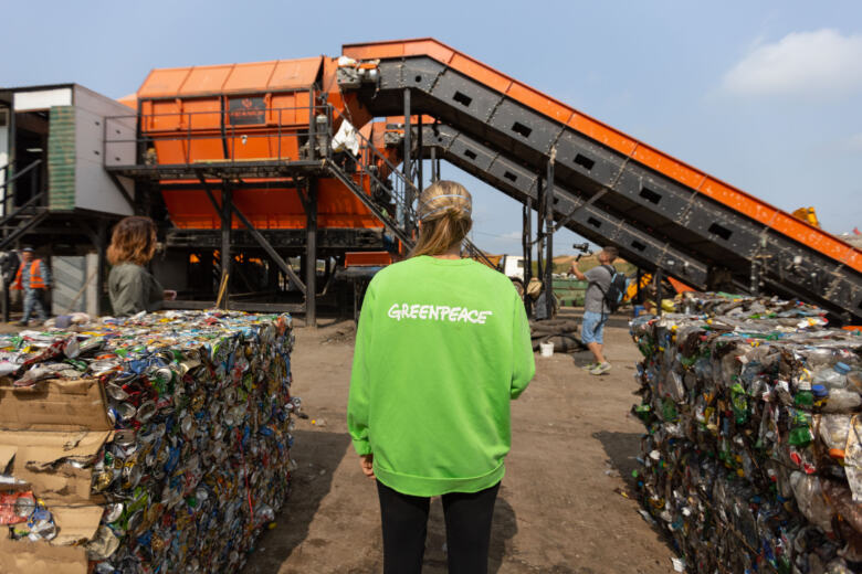 Des experts de chez Greenpeace se rendent dans une usine de recyclage en Russie