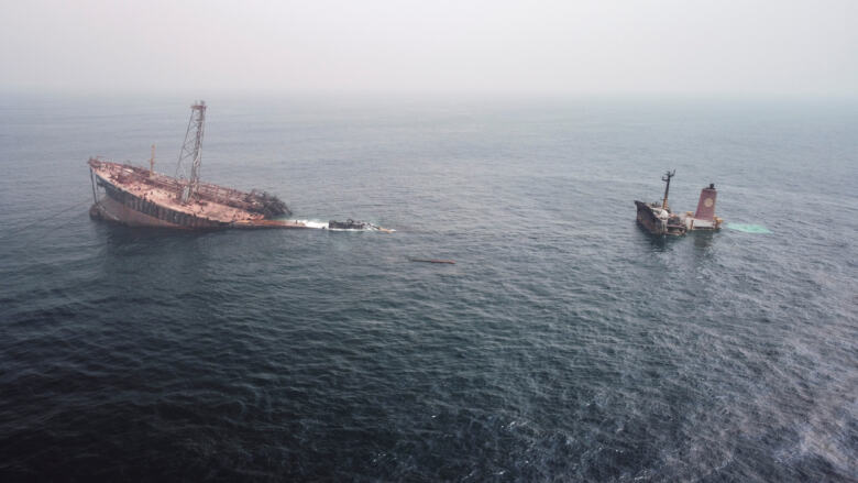Photo du tanker Trinity SPirit qui coule dans les eaux du Golfe de Guinée 