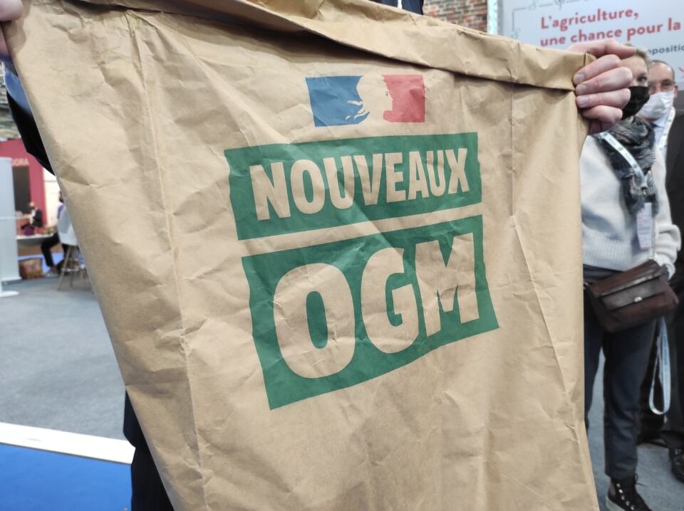  - Inside the buildings of the Paris Exhibition Centre, Greenpeace France volunteers disguised as Emmanuel Macron and his bodyguard, walk the aisles to meet visitors to denounce the French president's pro-GMO policy.
A l'intérieur des batiments du Parc des Expositions de Paris, les militants de Greenpeace déguisés en Emmanuel Macron et son garde du corps ont parcouru les allés à la rencontre des visiteurs pour dénoncer la politique du président français très en faveur des OGM.