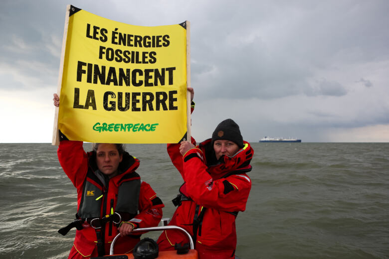 Militants de Greenpeace qui luttent contre les énergies fossiles et leur implication dans la guerre en Ukraine