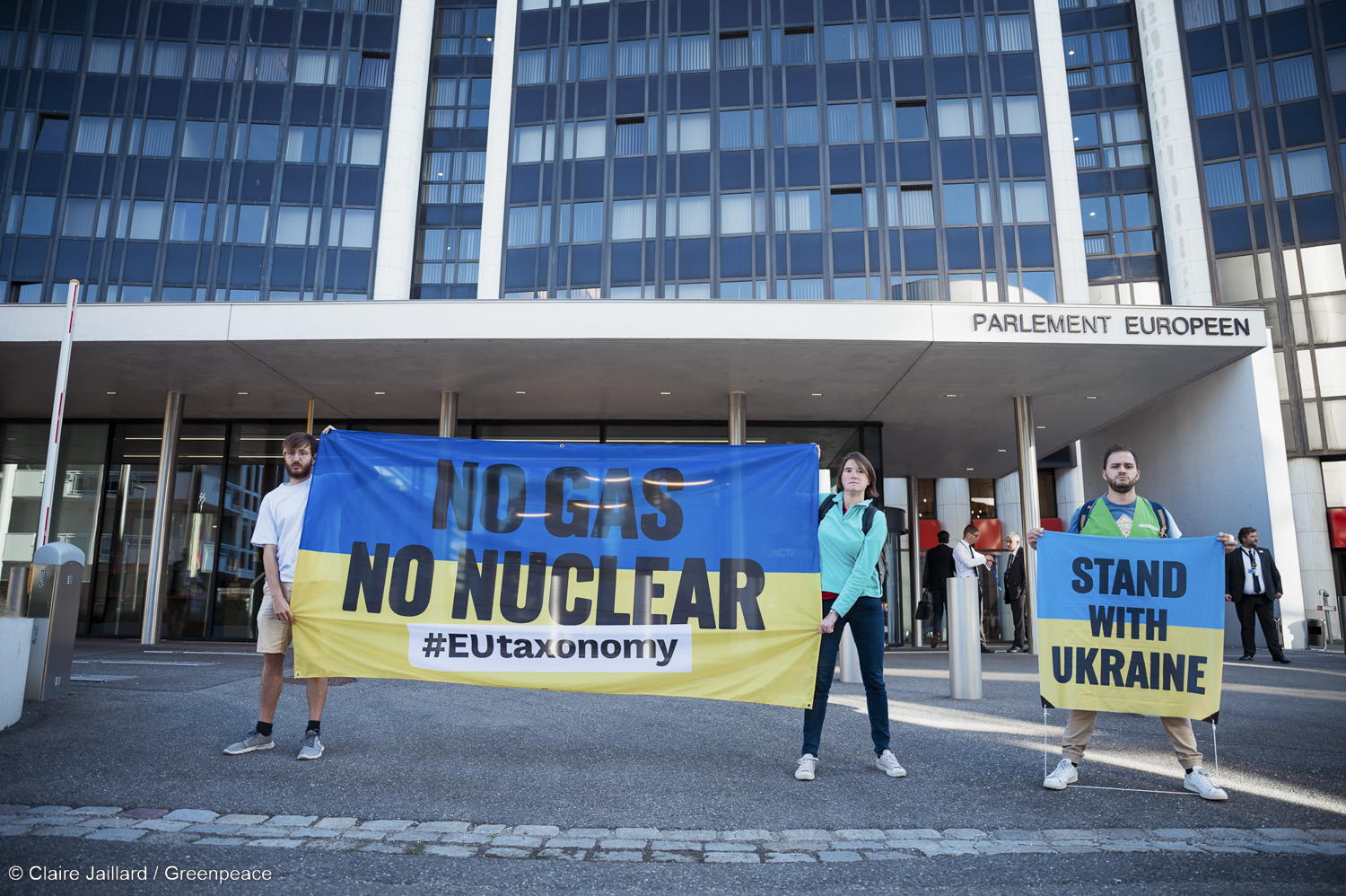 Ce mardi des activistes de Greenpeace France, des Amis de la Terre et d'ANV Cop21 se mobilisent à Strasbourg autour et au sein du Parlement européen à la veille d'un vote crucial pour le climat et la paix : la taxonomie européenne, qui liste des investissements verts européens. Cette taxonomie, censée répondre à l'urgence de la crise climatique, est pourtant sur le point d'inclure le gaz et le nucléaire.