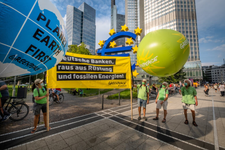 Militants de Greenpeace qui protestent contre le financement des énergies fossiles dans les banques 
