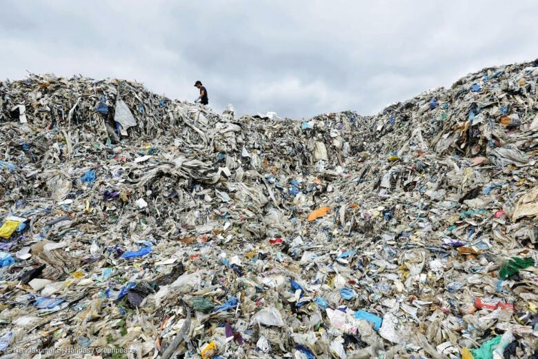 Montagne de détritus en Malaisie : la sobriété n'est pas une option. Il est vital de réduire notre consommation et notre production de déchets.