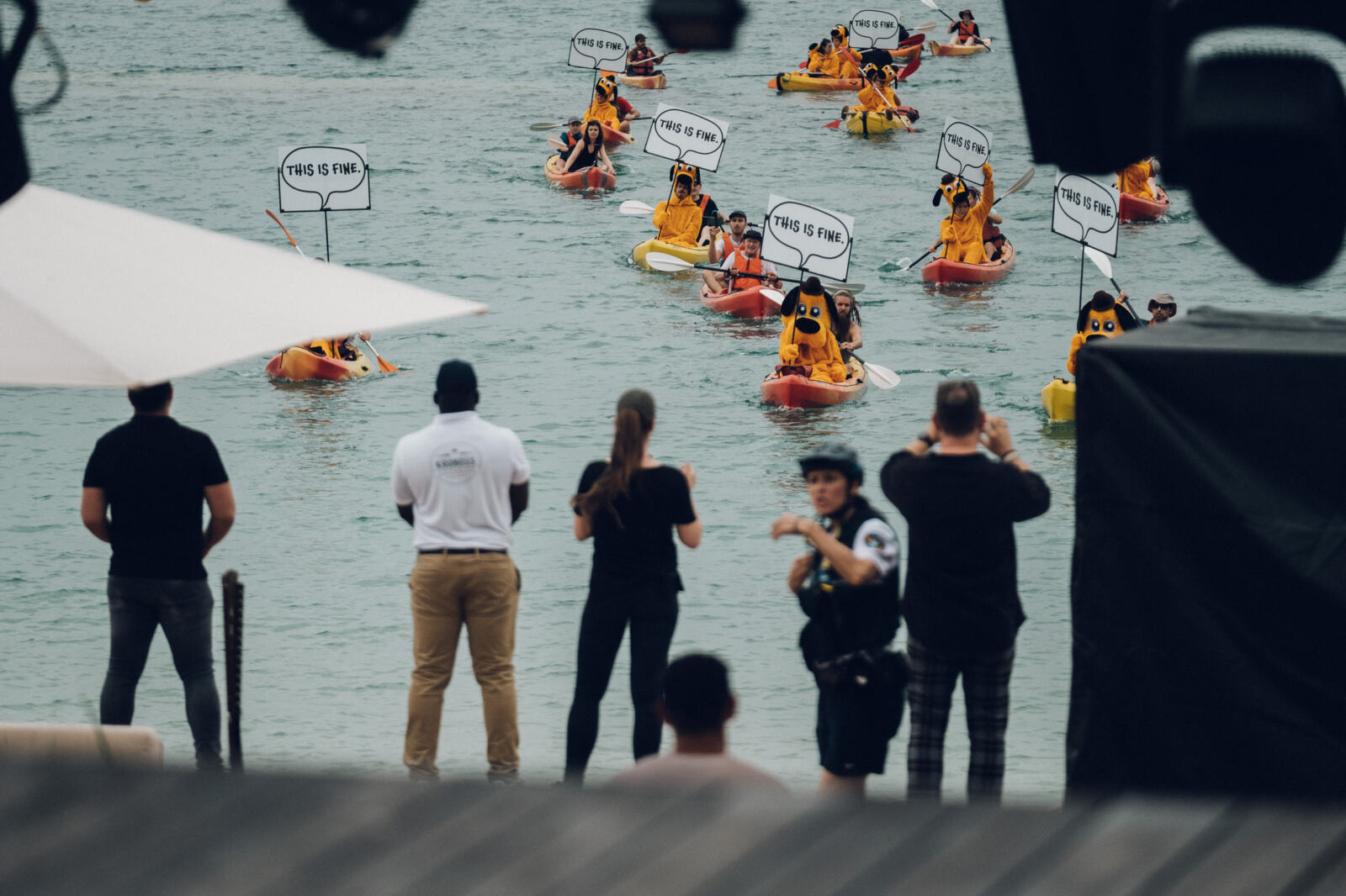 Depuis le 4 octobre 2021, un vaste mouvement lancé par 20 organisations de la société civile, dont Greenpeace, a permis de rassembler plus de 352 666 personnes autour de l'interdiction des publicités et partenariats des entreprises de biens et services fossiles. 