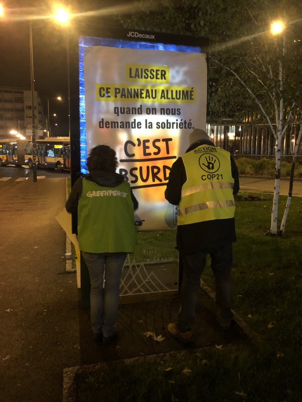 Publicités lumineuses et entreprises allumées la nuit : Greenpeace Annecy se m