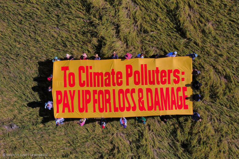 Des paysans et paysannes aux Philippines portent une bannière. Leur message : "Aux pays pollueurs : payez pour les pertes et dommages".