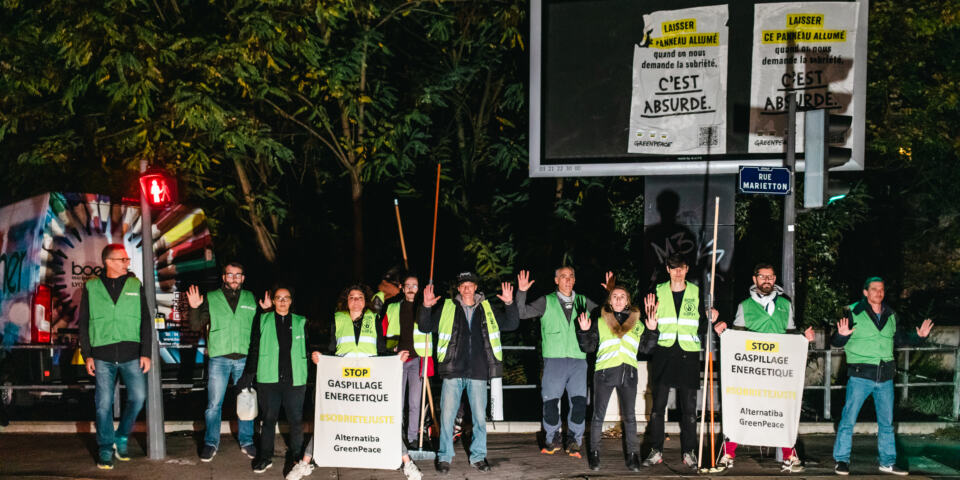 Ce weekend, dans une vingtaine de villes métropolitaines et à la Réunion, des militants et militantes de Greenpeace France et d’autres associations sont passés à l’action en éteignant des centaines de panneaux publicitaires et enseignes lumineuses afin d’alerter sur la politique de sobriété à deux vitesses du gouvernement.