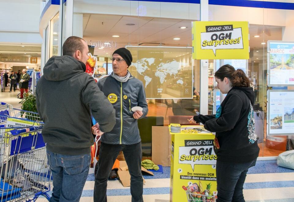 Ce week-end, dans près d’une trentaine de villes de métropole, de Martinique et de la Réunion, des militants et militantes de Greenpeace France se sont mobilisés pour demander aux supermarchés d’agir pour un étiquetage obligatoire des produits contenant des nouveaux OGM. 
