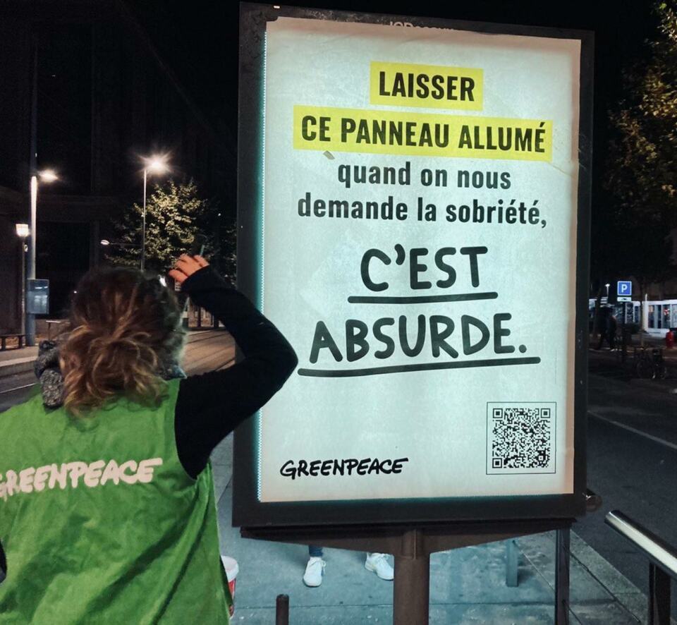 Début novembre 2022, une douzaine de militants et militantes du groupe local Greenpeace de Clermont-Ferrand se sont mobilisé·es à travers une campagne d’affichage pour dénoncer le gaspillage énergétique dans l’espace public, sur fond de crise énergétique et de forte inflation.