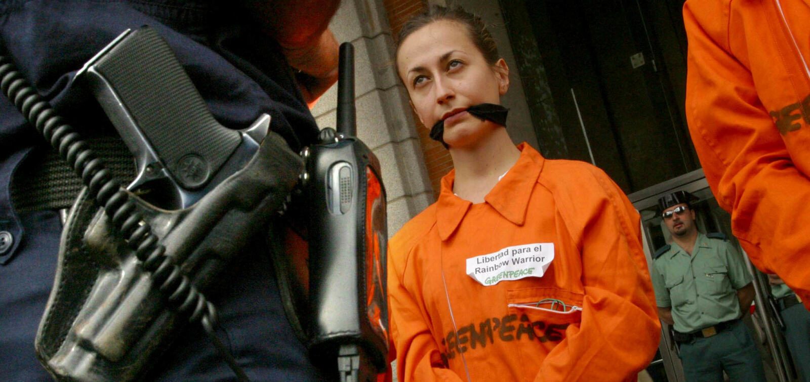 Depuis plusieurs semaines, médias et commentateurs de tous poils s'écharpent sur les actions de collectifs qui se mobilisent sous diverses formes en aspergeant des œuvres d'art protégées par des vitres dans des musées, en bloquant la circulation sur des autoroutes ou périphériques de grandes villes ou en perturbant des événements sportifs ou culturels. Ces actions ne peuvent nous laisser dans l'indifférence, alors que Greenpeace revendique plus de 50&nbsp;ans d'actions de désobéissance civile pour lancer l'alerte sur les menaces environnementales.