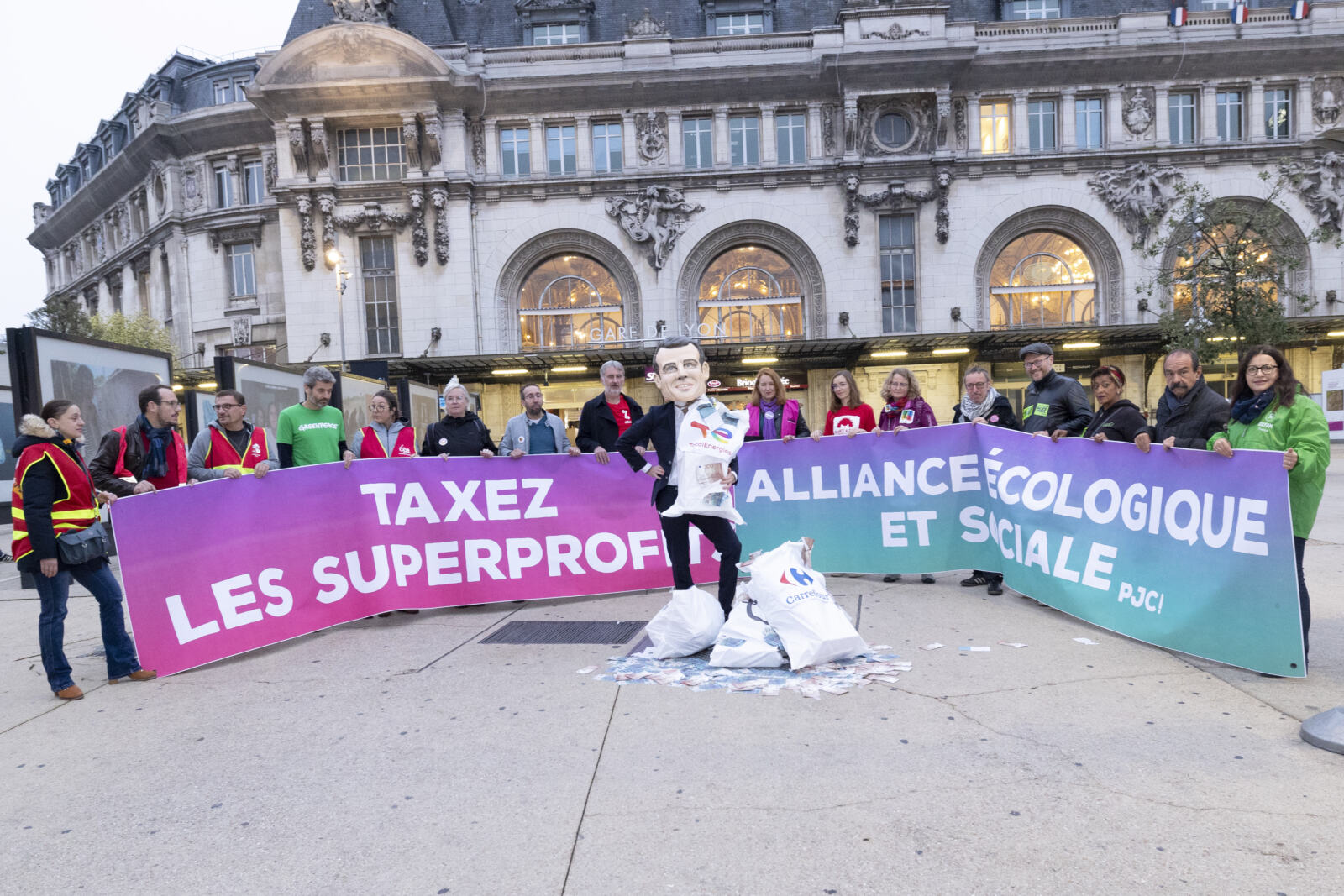 Alors que des millions de personnes s'appauvrissent et que les conséquences du changement climatique n'ont jamais été aussi visibles, une poignée de multinationales continue d'engranger des bénéfices records. Avec les membres de PJC - Alliance écologique et sociale, nous proposons de mettre en place un mécanisme de taxation de ces super-profits destiné à aider les ménages les plus vulnérables tout en soutenant la transition écologique. Balayée par le gouvernement lors des débats à l'Assemblée nationale, cette proposition doit revenir sur la table des discussions. Signez notre pétition sur le site du Sénat pour remettre la taxe sur les superprofits dans le débat parlementaire !