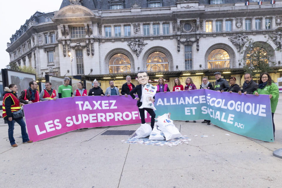 Alors que des millions de personnes s’appauvrissent et que les conséquences du changement climatique n’ont jamais été aussi visibles, une poignée de multinationales continue d’engranger des bénéfices records. Avec les membres de PJC - Alliance écologique et sociale, nous proposons de mettre en place un mécanisme de taxation de ces super-profits destiné à aider les ménages les plus vulnérables tout en soutenant la transition écologique. Balayée par le gouvernement lors des débats à l’Assemblée nationale, cette proposition doit revenir sur la table des discussions. Signez notre pétition sur le site du Sénat pour remettre la taxe sur les superprofits dans le débat parlementaire !