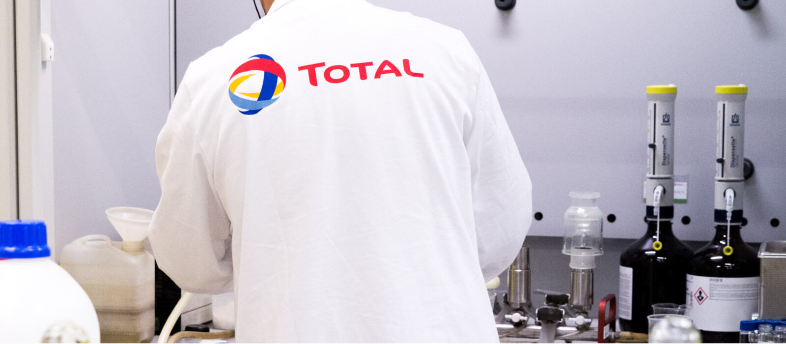 Après la diffusion du documentaire L'Emprise Total, qui décrypte les stratégies d'influence de TotalEnergies pour maintenir son acceptabilité sociale, nous publions aujourd'hui un nouveau volet de notre travail sur le soft power de l'entreprise : une enquête sur la présence tentaculaire de Total dans le milieu de la recherche scientifique.
