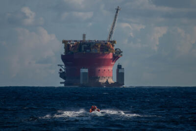 Des activistes de Greenpeace occupent une plateforme de Shell