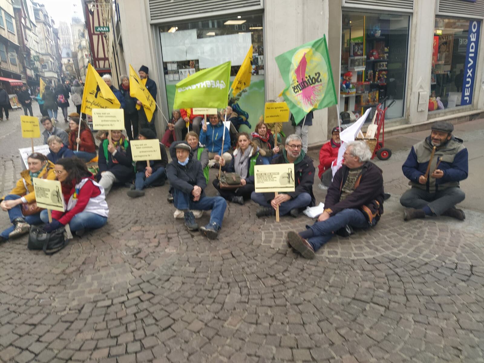 




Des membres du groupe local ainsi que d'autres associations et syndi