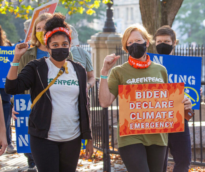 Anusha Narayanan (à gauche) manifeste à Washington DC (Etats-Unis) contre les énergies fossiles
