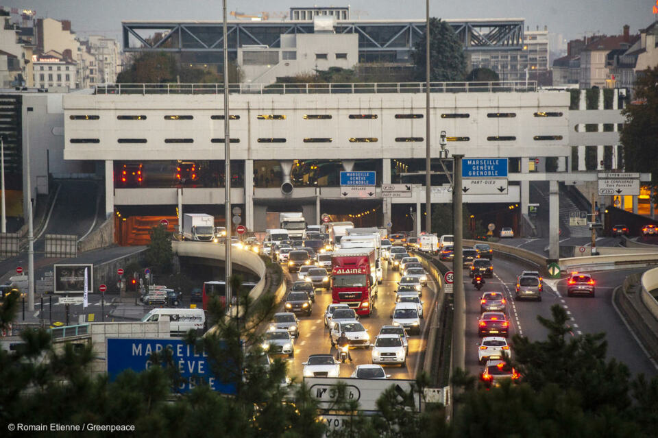 Syndicats, travailleurs et travailleuses, usagers de l’automobile et organisations environnementales comme la nôtre partagent ce constat : il y a urgence à transformer nos modes de transports, ce secteur étant le plus émetteur de gaz à effets de serre en France. Mais comment changer notre rapport à la voiture, la réinventer et adapter nos modes de déplacement face au changement climatique, sans laisser personne sur le bord de la route ?