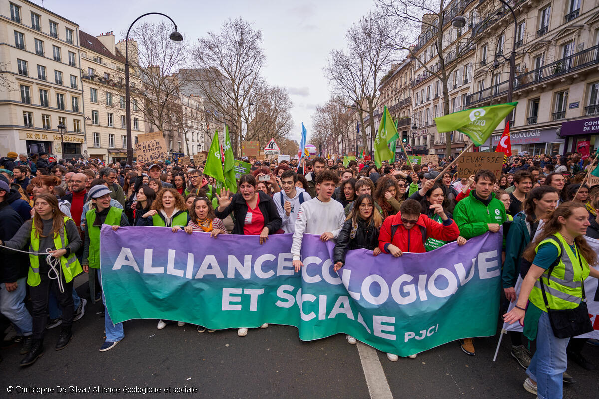 Greenpeace défend les droits sociaux acquis de haute lutte et soutient une transition juste et équitable de notre société, qui nous permettra de nous défaire des industries polluantes. C'est pourquoi nous nous mobilisons notamment depuis plusieurs mois aux côtés des salarié.es de la raffinerie de Grandpuits, du groupe Total, et de l'usine papetière de Chapelle-Darblay.