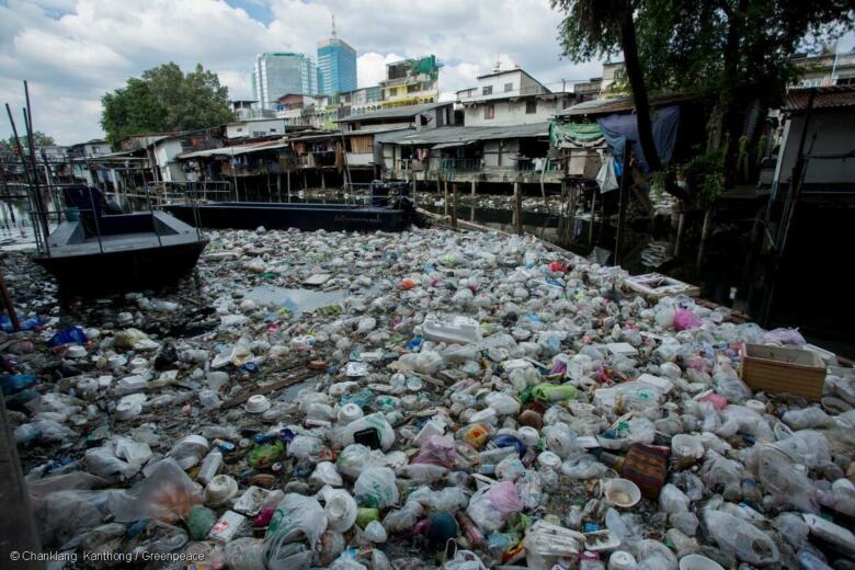 A Bangkok (Thaïlande), un canal submergé par les déchets plastiques. © Chanklang Kanthong / Greenpeace