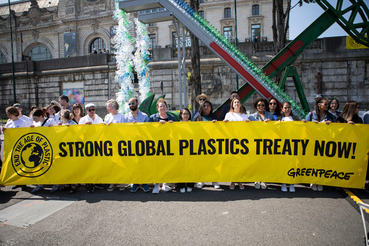 Du 29 mai au 2 juin 2023, le comité de l'ONU chargé de négocier l'adoption d'un traité international contre la pollution plastique s'est réuni à Paris. Il y a urgence. La planète étouffe sous nos déchets plastiques. Cette pollution peut être visible à l'œil nu, par exemple sur nos plages ou dans nos rues, mais aussi bien plus insidieuse, nuisant à notre santé, aggravant les inégalités Nord-Sud, détruisant la biodiversité et alimentant la crise climatique… À qui profite le crime&nbsp;? Pourquoi le traité en négociation est-il une occasion inespérée de mettre un terme au fléau du plastique&nbsp;?