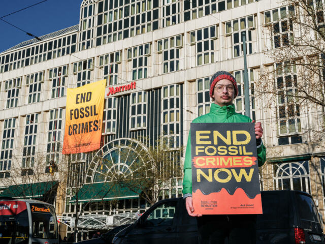 Des militants et militantes de Greenpeace Europe centrale et orientale ont accroché une banderole de six mètres sur huit portant l'inscription "End Fossil Crimes" sur le site de la Conférence européenne sur le gaz à Vienne, pour protester contre les plans de l'industrie des énergies fossiles visant à "assurer l'avenir du gaz" face au désastre climatique.